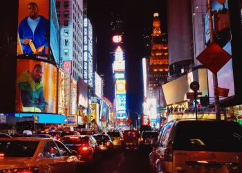 new york life night city crowded