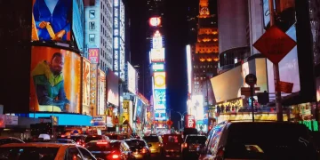 new york life night city crowded