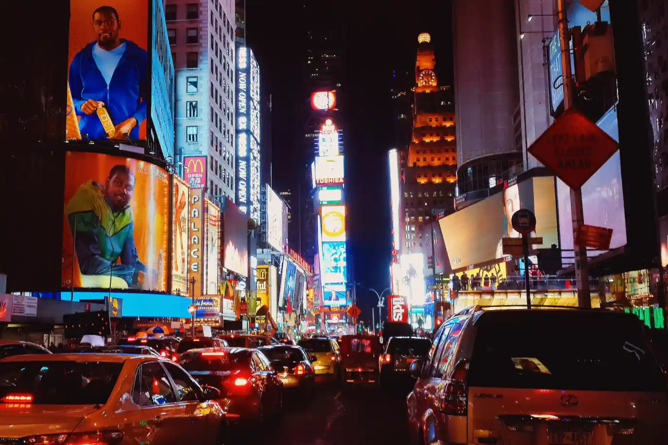 new york life night city crowded