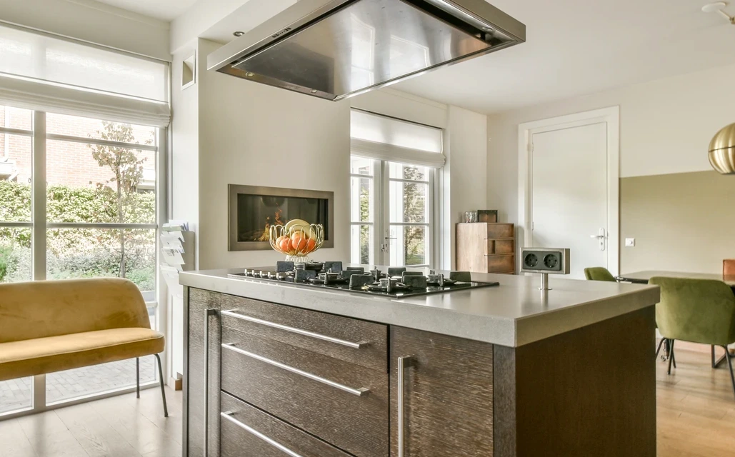 Spacious room with various gallery