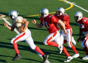 american football players chasing opposing player